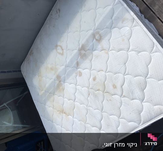 מזרן עם כתמים על מרפסת